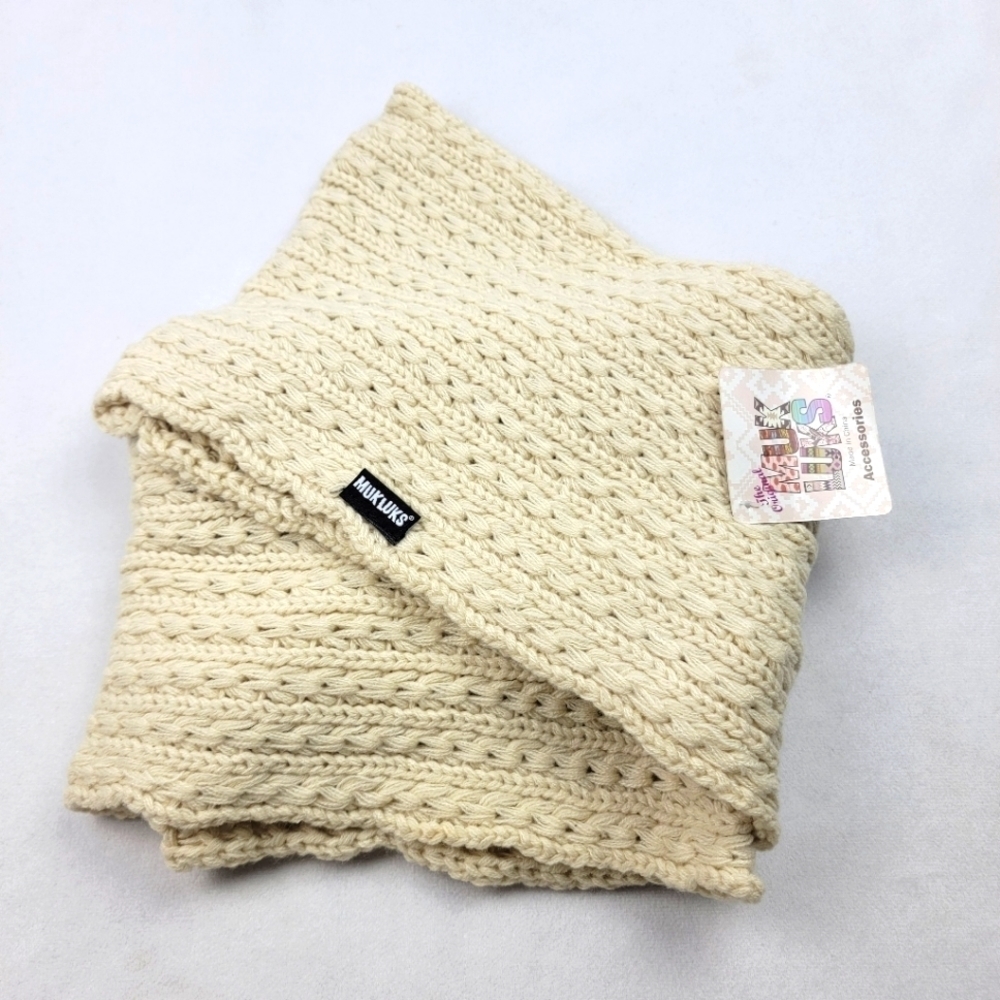 NWT Mukluks cream heavy knit scarf